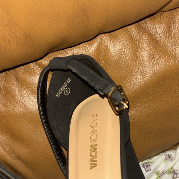 Gently used black size 8 fashion nova heels - Picture 5 of 5